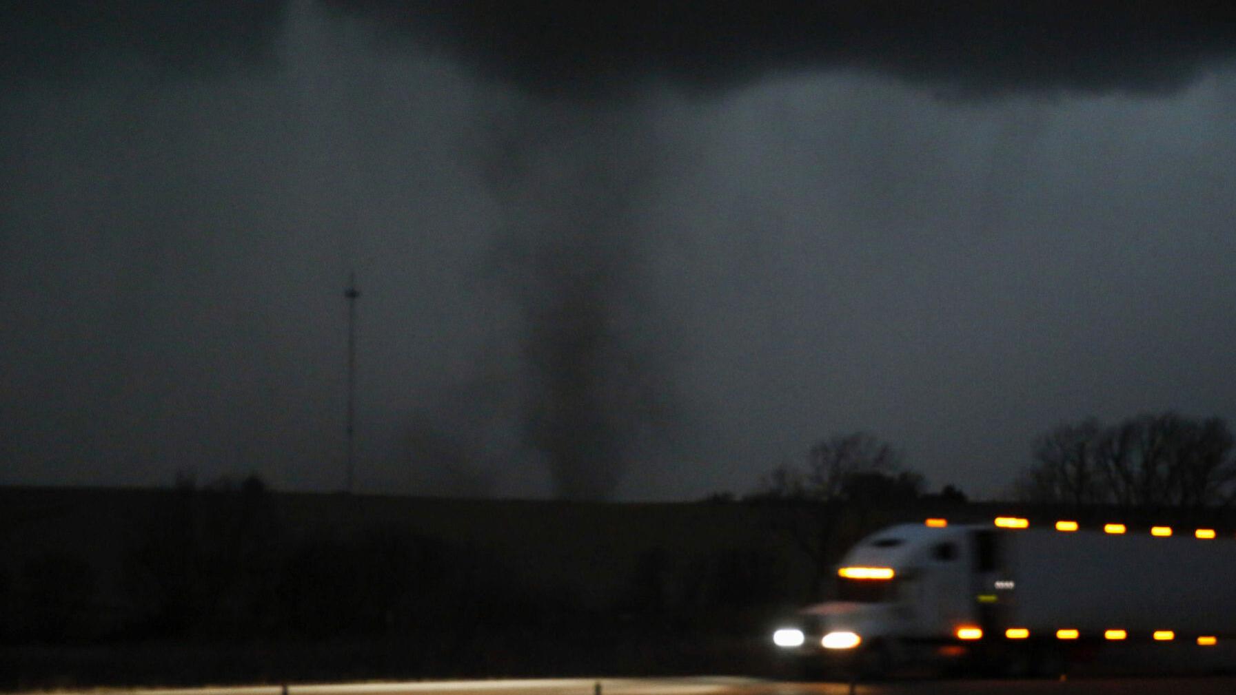 At least 5 dead as Midwest rocked by hurricane-force winds